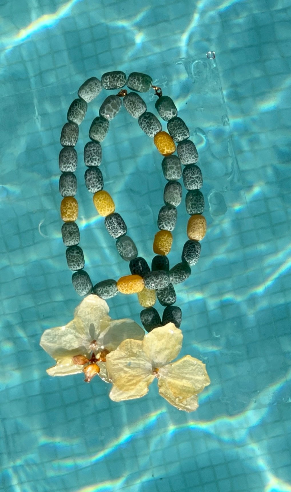 Collar con flor azul natural encapsulada "Azul de Formentera"