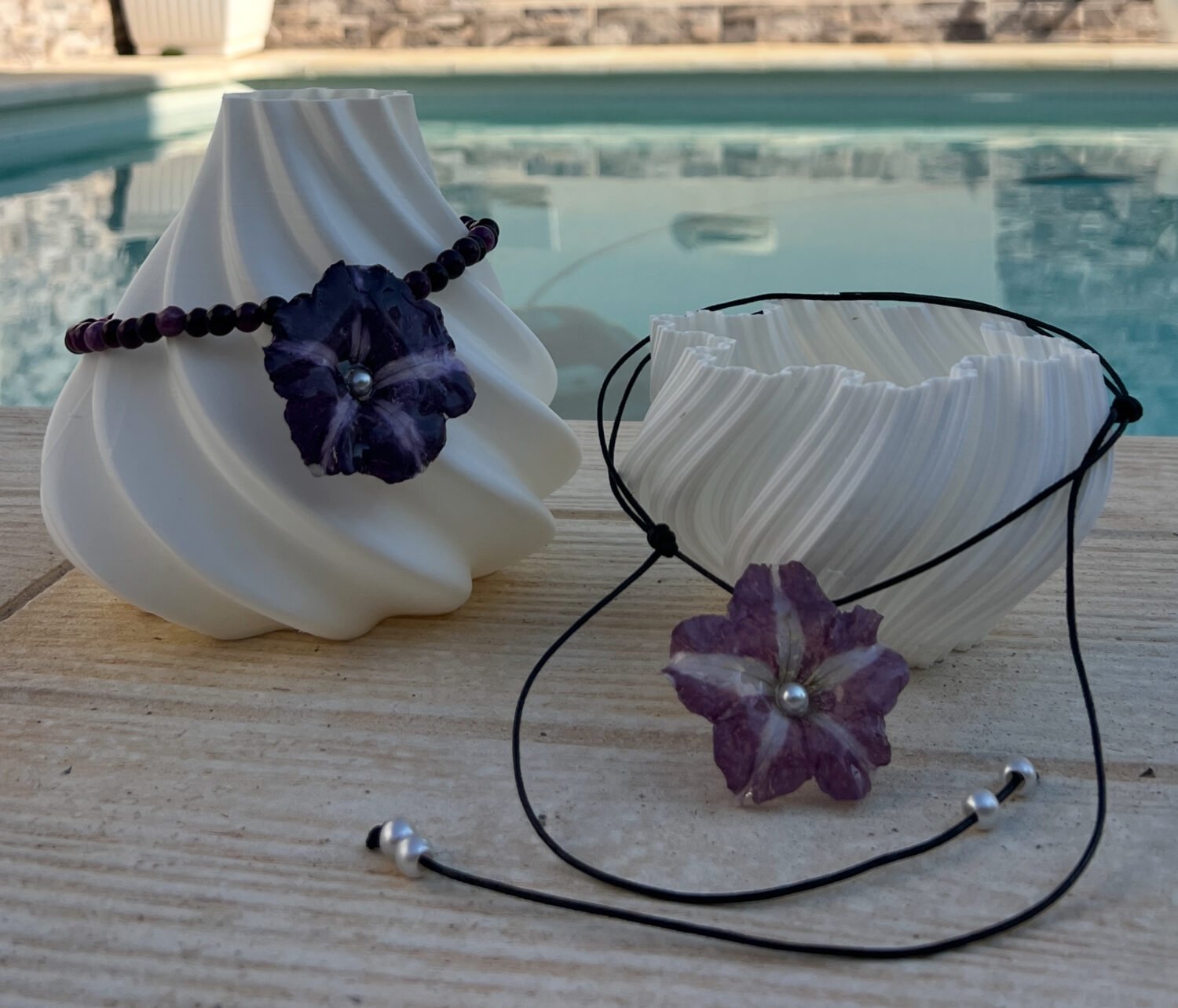 Collar flor morada artesanal