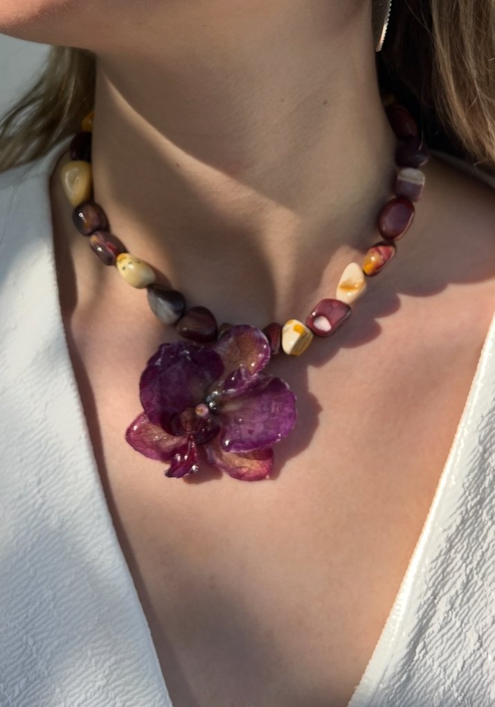 collar orquídea morada