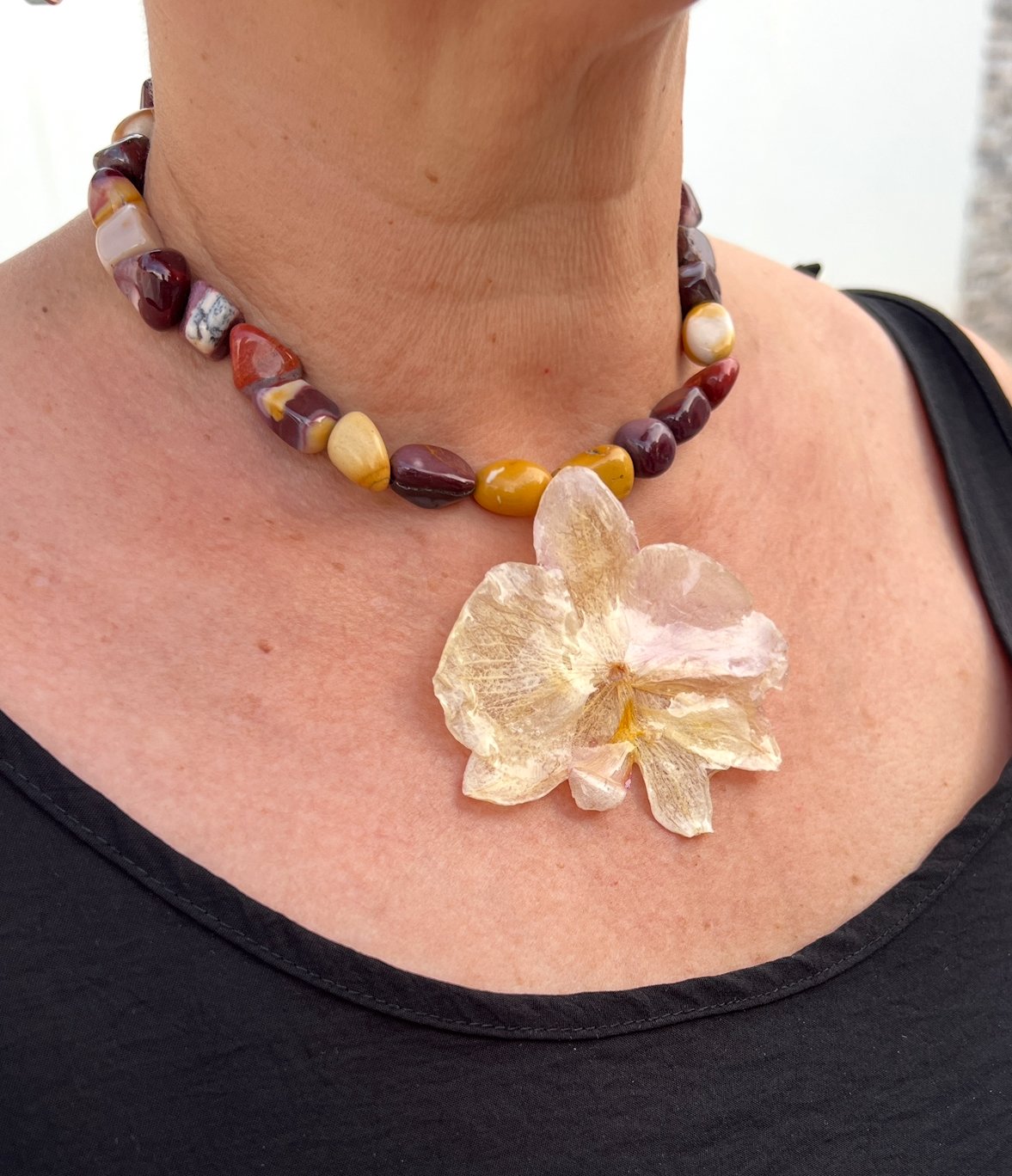 collar orquídea blanca