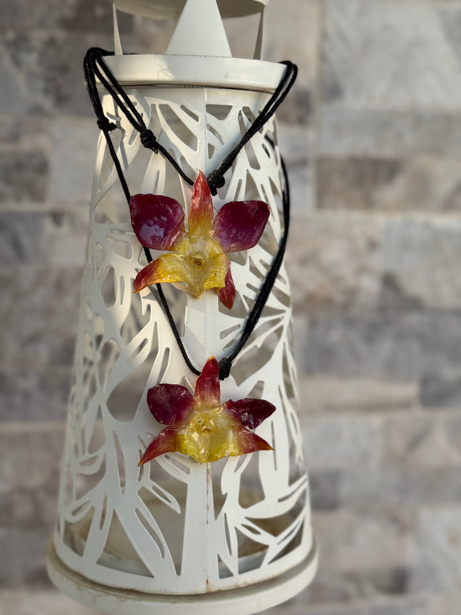 Collar Sol de Marrakech con flores naturales en resina