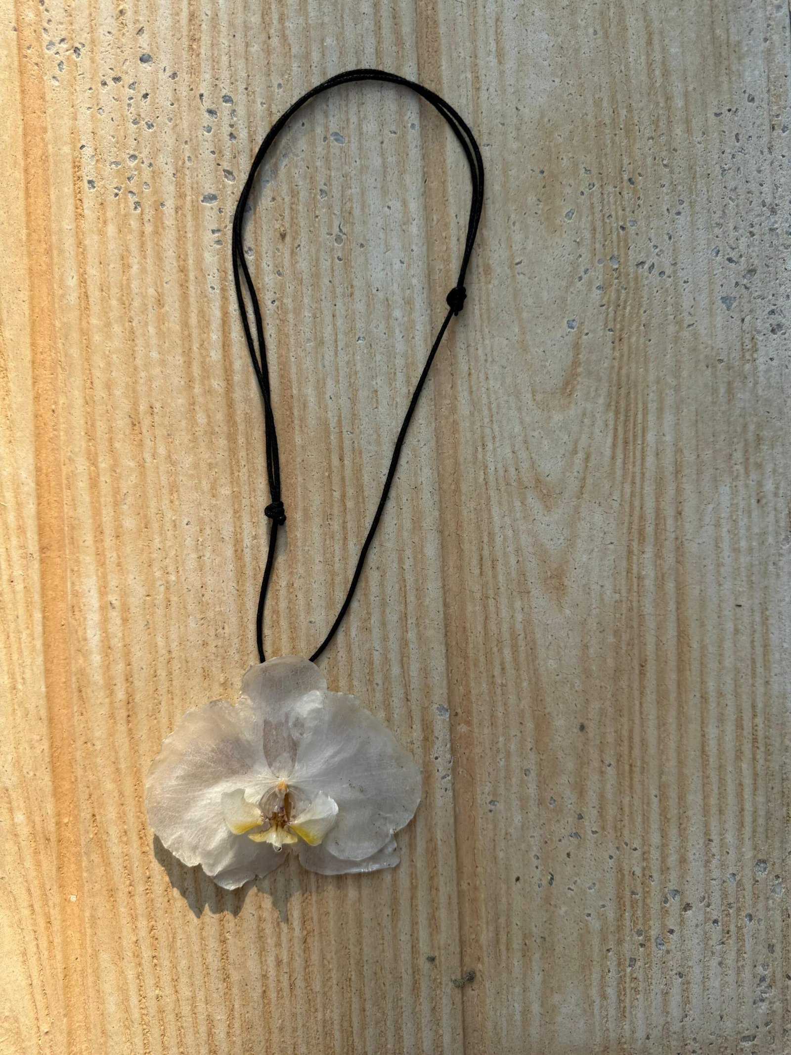 Collar Suspiro de Triana con Orquídea blanca natural