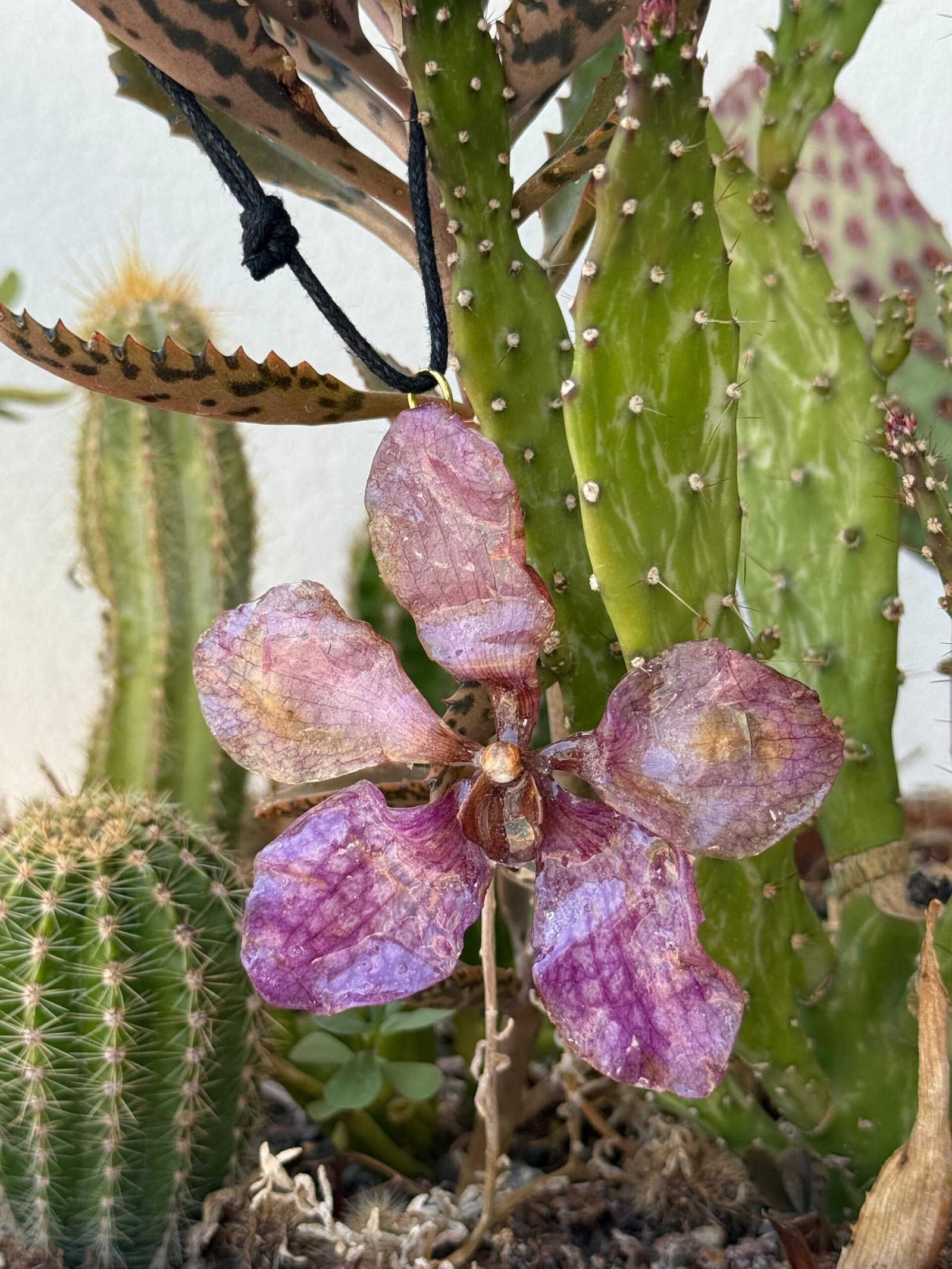 Collar Tango Buenos Aires con flor violeta artesanal en resina
