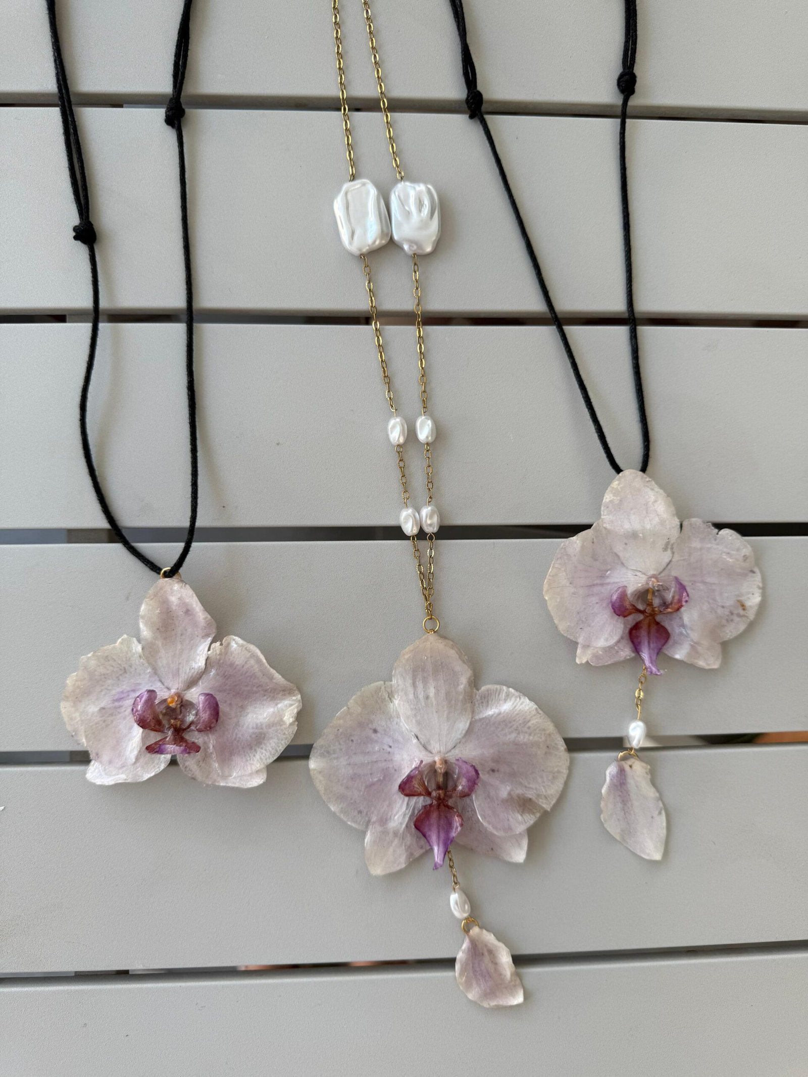 Collar Noches en Shanghái con flor natural y perlas