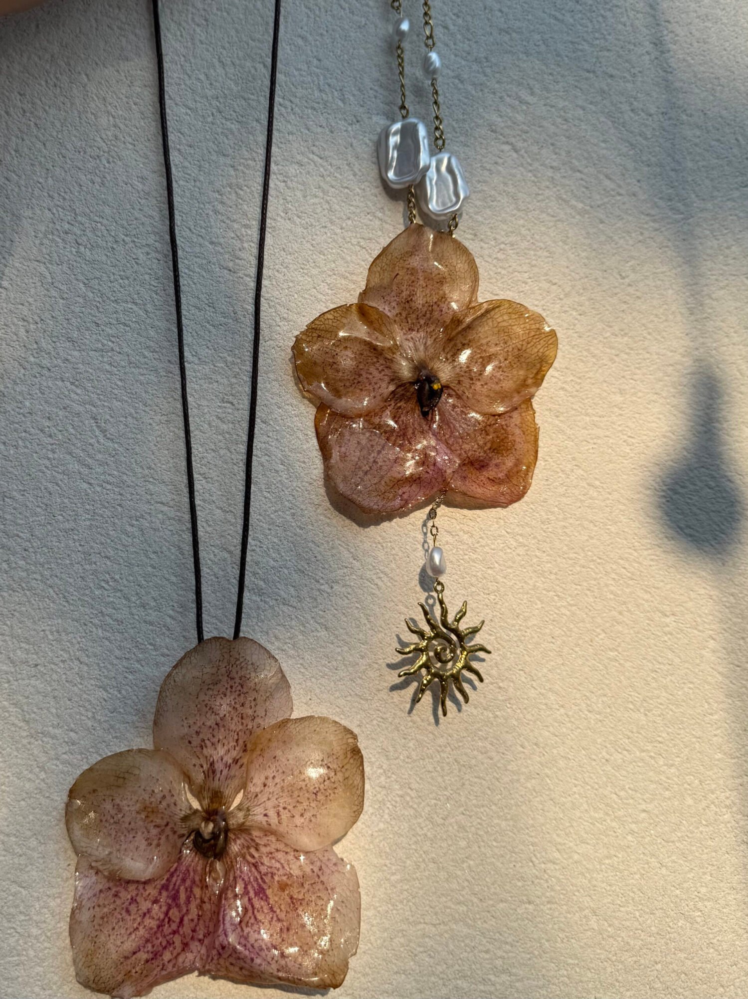 Collar Luz de Capri con flor natural en resina y cadena dorada